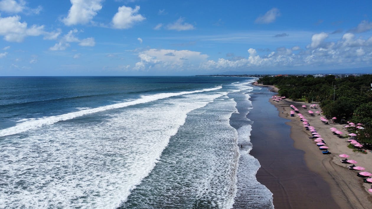 Plage de Canggu à Bali avec surfeurs au coucher du soleil