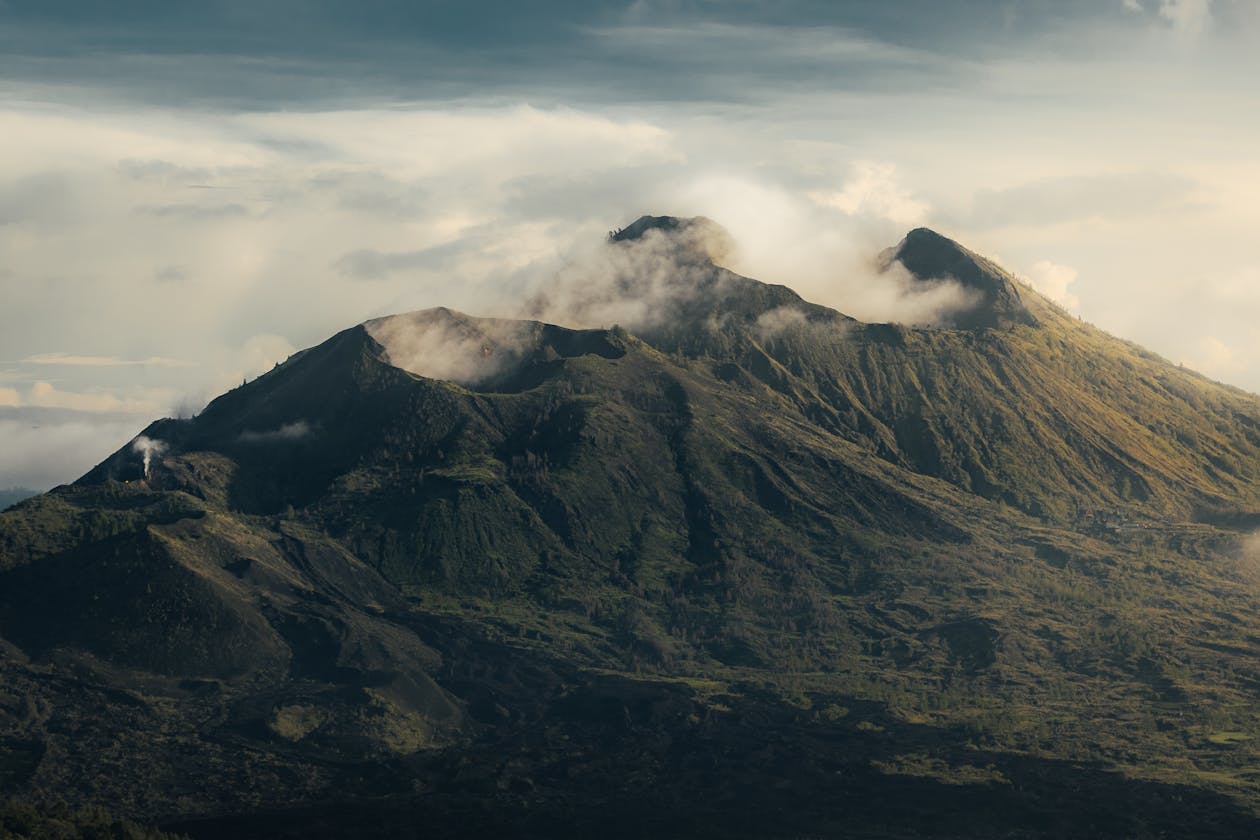 Vue aérienne du volcan Mont Batur à Bali entouré de nuages