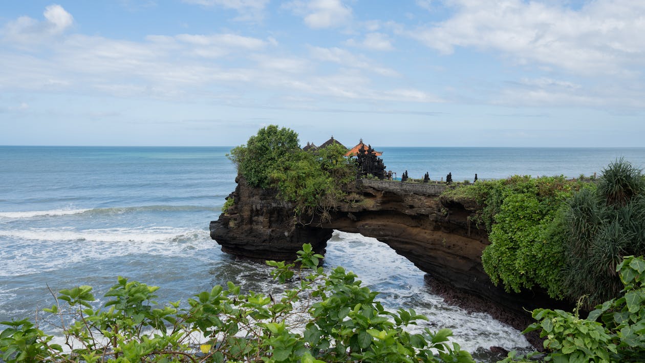 Temple de Tanah Lot sur son rocher dans la mer à Bali