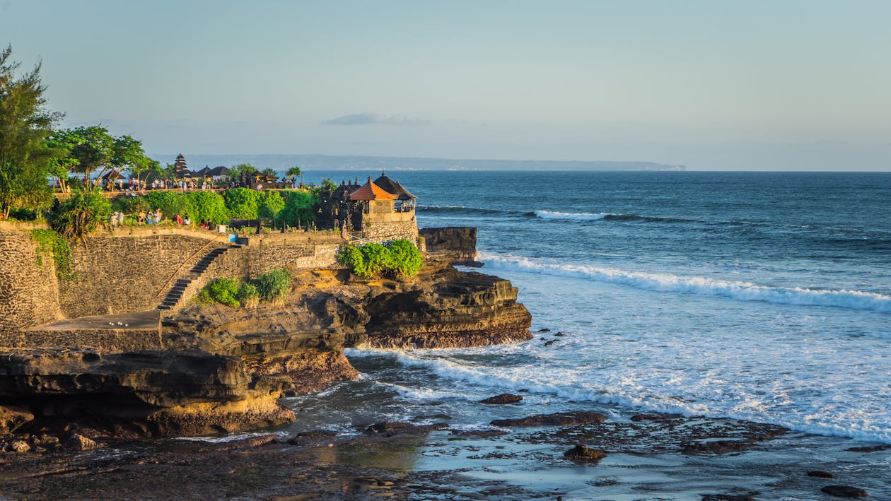 Temple hindou balinais sur les falaises au bord de l'océan à Bali