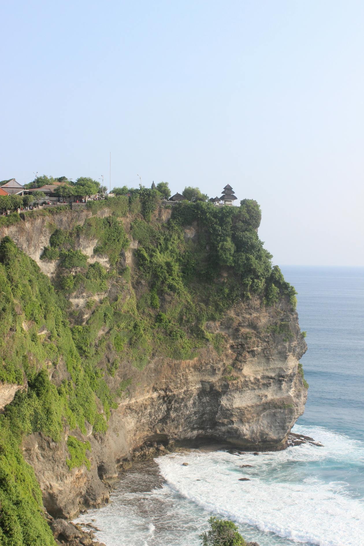Temple d'Uluwatu perché sur les falaises au-dessus de l'océan Indien à Bali
